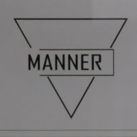 The word "Manner" written partly across an inverted triangle.