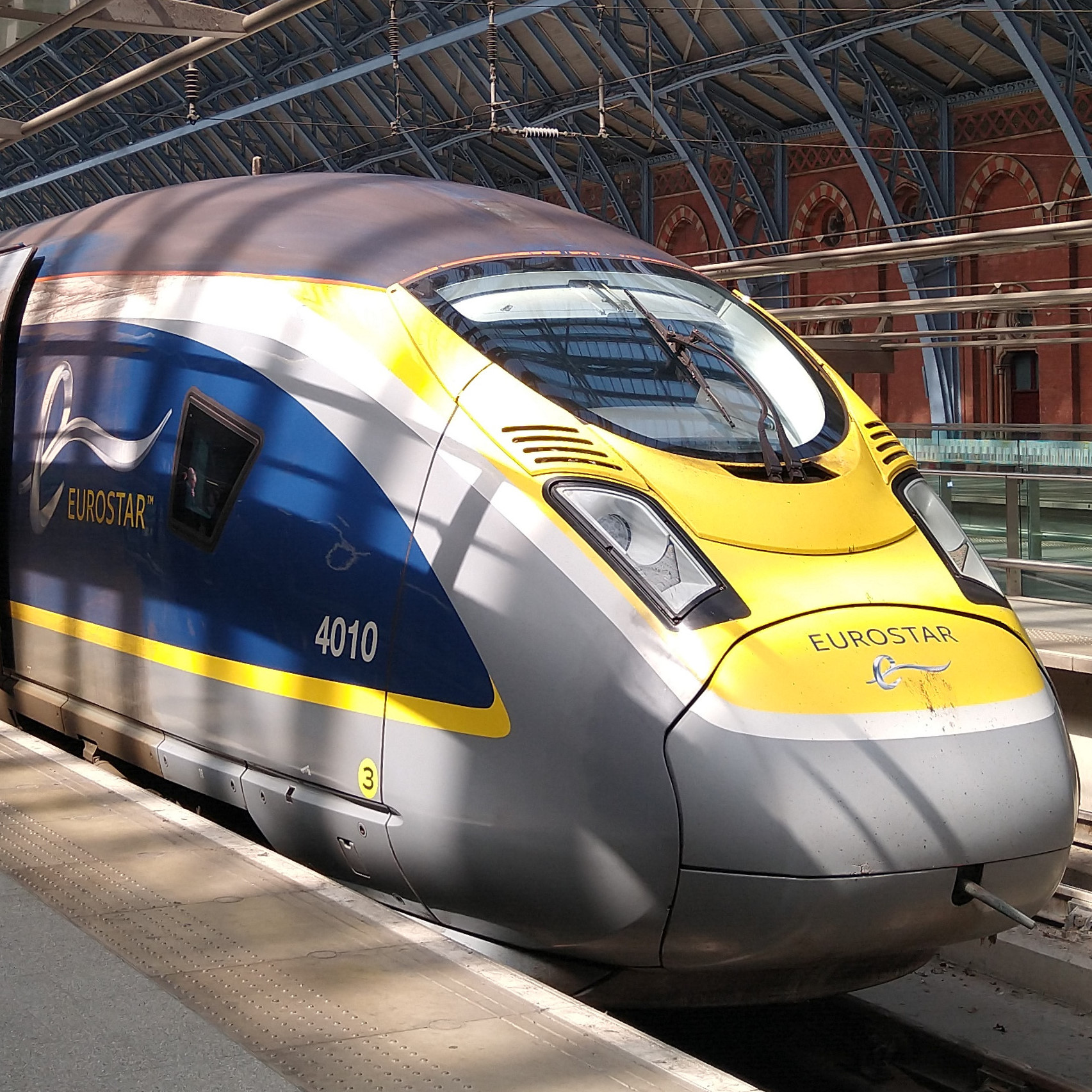 Eurostar e320 No. 4010 standing in the sun at London St Pancras, having just brought me back to the UK from Brussels.