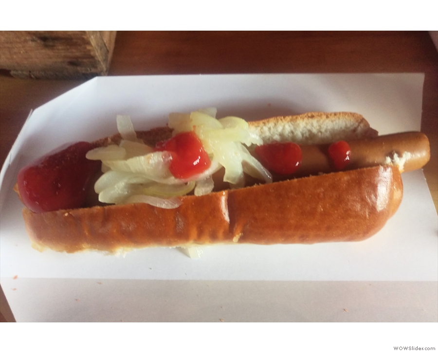 I popped back a couple of weeks later to try the Tofu Dog... Very tasty it was too!