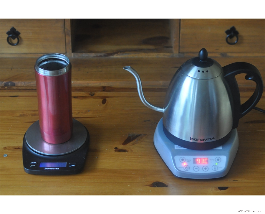 Both the red and green lights come on: the kettle will now hold at the set temperature.