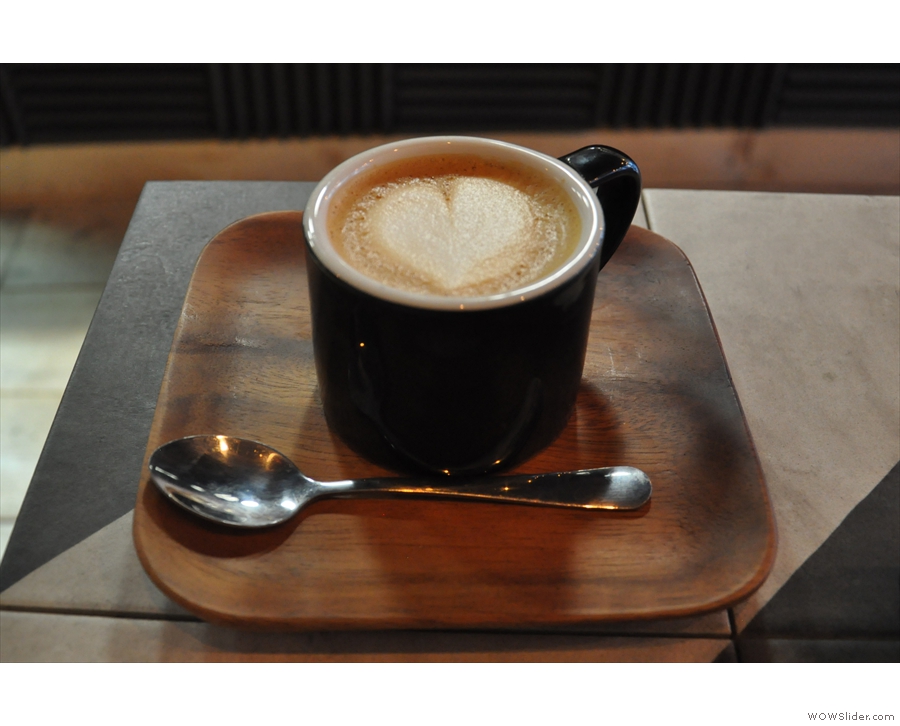 The result: my flat white, beautifully presesnted on a little tray...