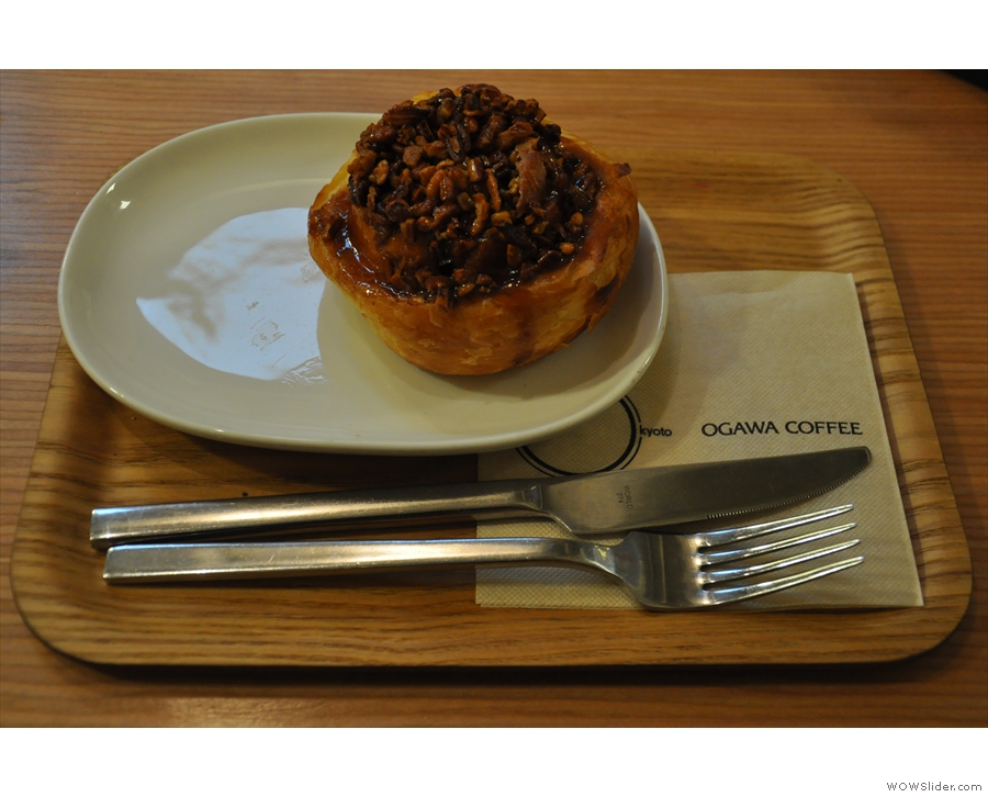I also fell to the temptation of a (warm) sticky pecan bun, served with a knife and fork.