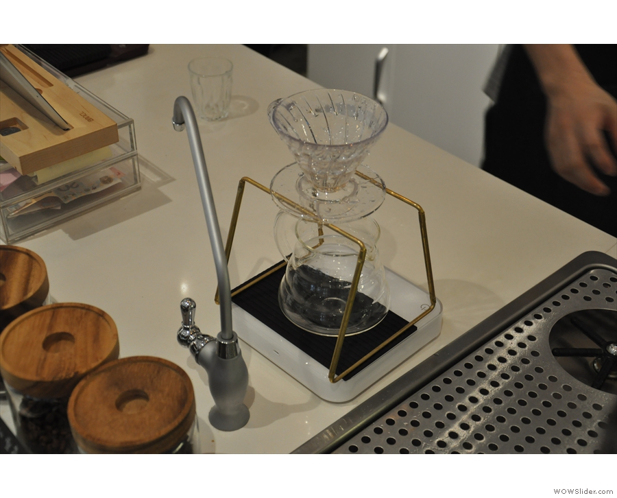... while the V60 is on this neat stand which fits perfectly on the scales.