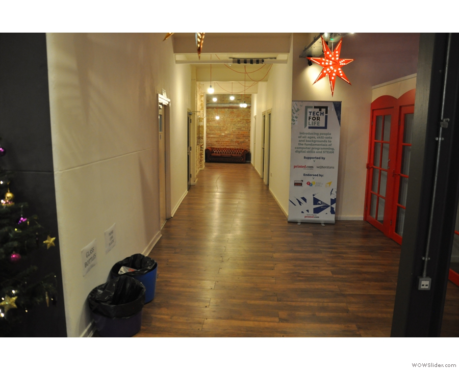 In the centre, at the back, a long corridor gives access to meeting rooms and the toilets...