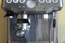 You can control the amount of ground coffee delivered using the rotatary knob above.