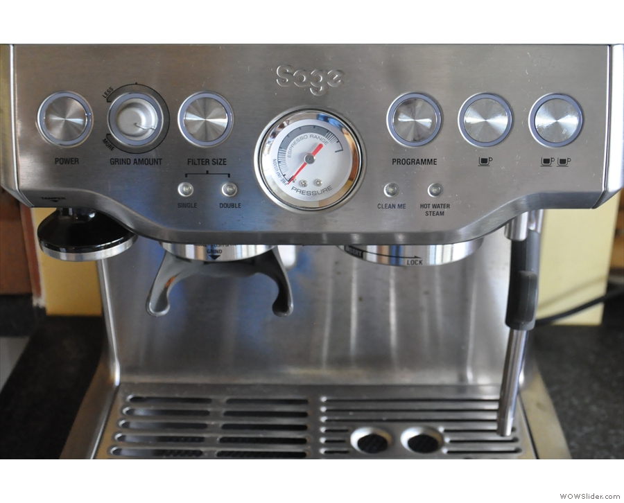 The main controls: power/grinder (left), espresso (right), with a central pressure gauge.