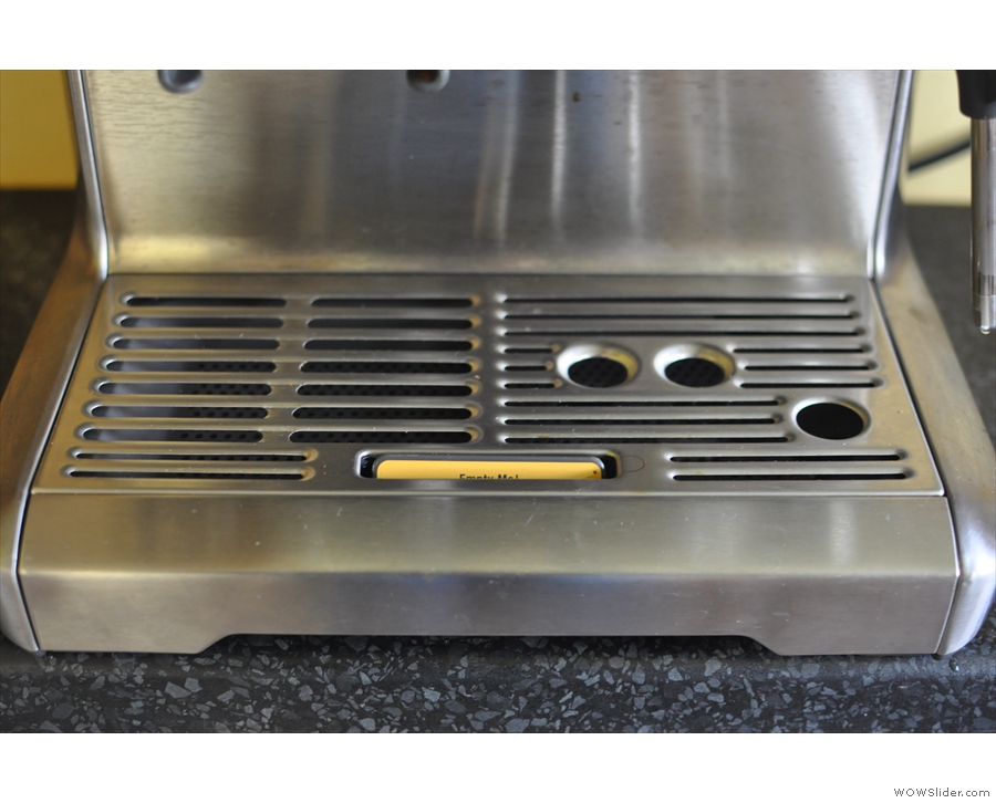 The final feature of the drip tray is this indicator which shows you when the drip tray is full.