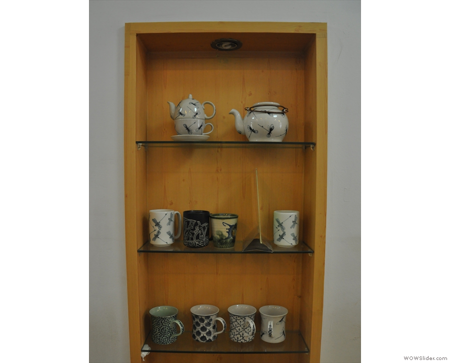 ... to smaller pieces in this neat, inset set of shelves.