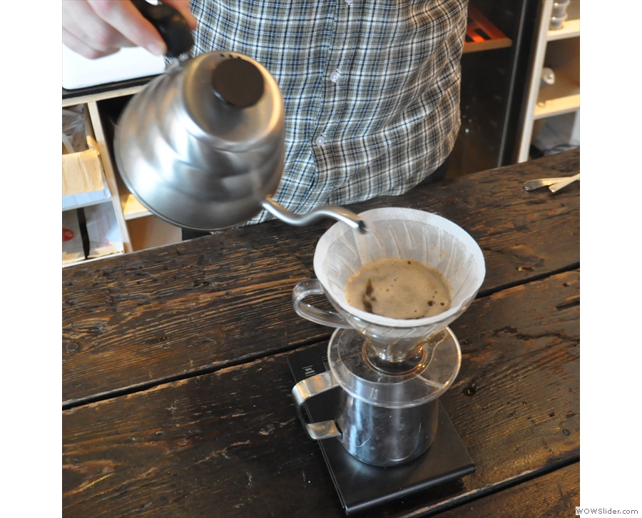 ... followed by one single main pour which fills the V60 up to the top.