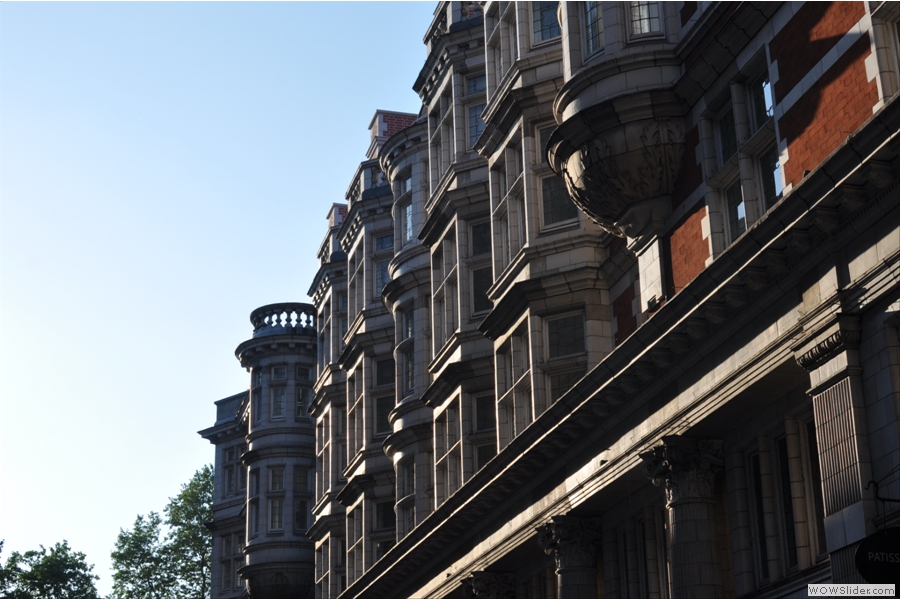 Nearby Sicilian Avenue, however, was looking stunning in the summer sun!