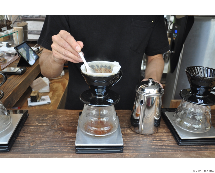 At Onibus, the coffee is stirred both during pouring and afterwards.