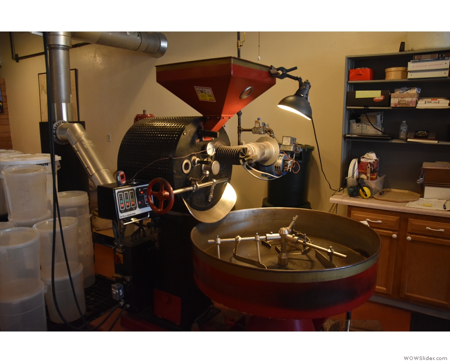 Looking much like any other roaster, it's 'naked' (ie there's no casing around the drum).