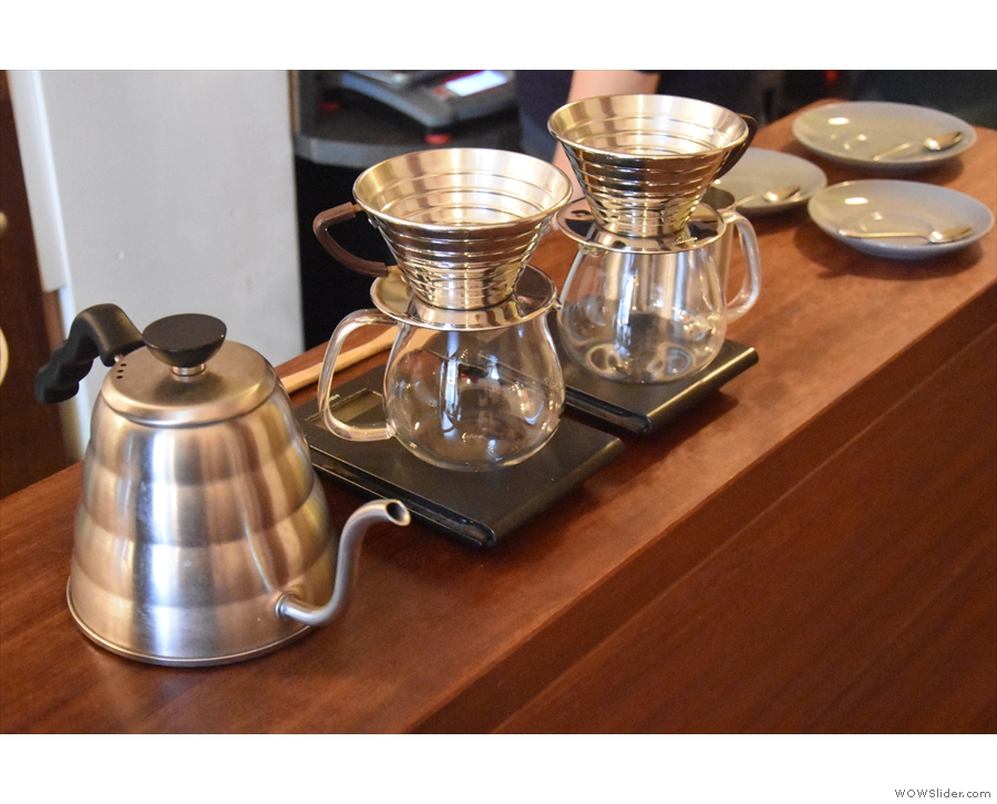... while down the side, there's room for a pour-over set-up of kettle & Kalita Wave filters.