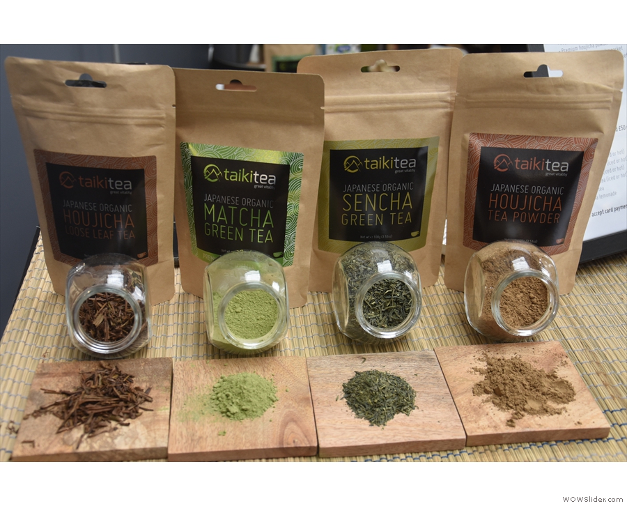 It has 4 products: 2 powders (matcha & houjicha) + 2 loose-leaf teas (sencha & houjicha).