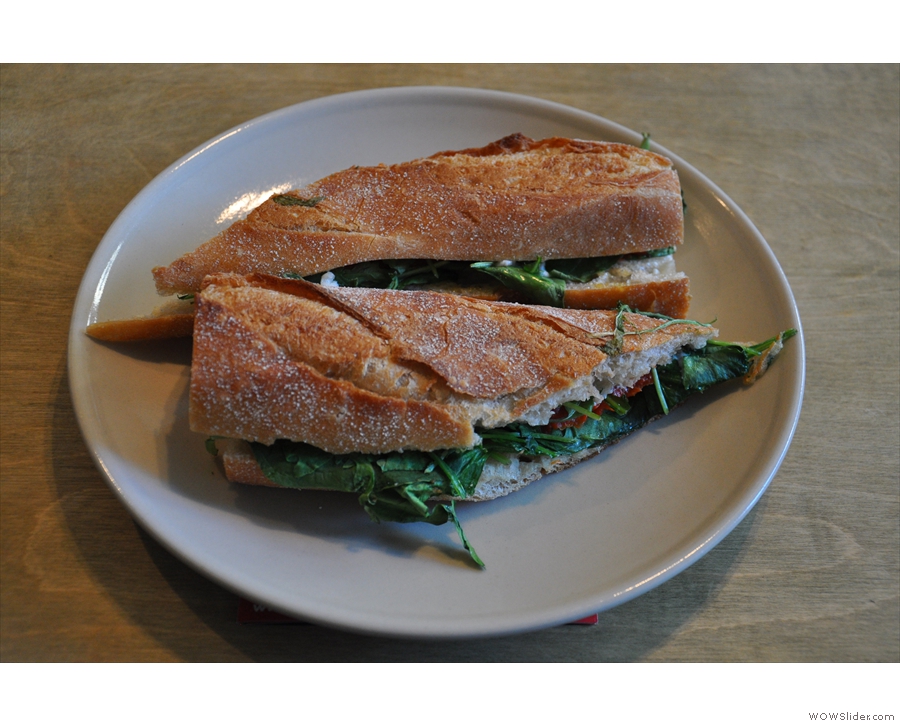 Goat's cheeese and spinach sandwich: tasty and healthy.