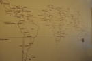 Next to that, opposite the counter, a world map shows the coffee-growing tropical regions.