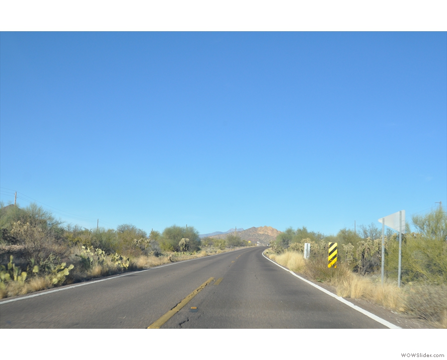 However, that's the eastern end. At the western end, the Apache Trail starts off flat...