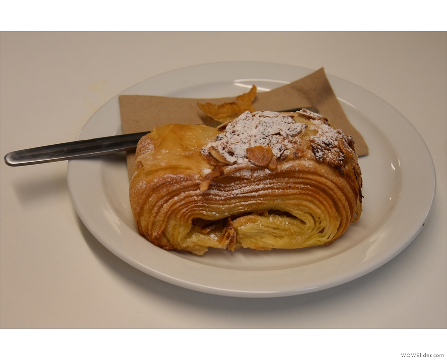 I had one of the last pastries, which I paired with the filter option, the El Diamante...
