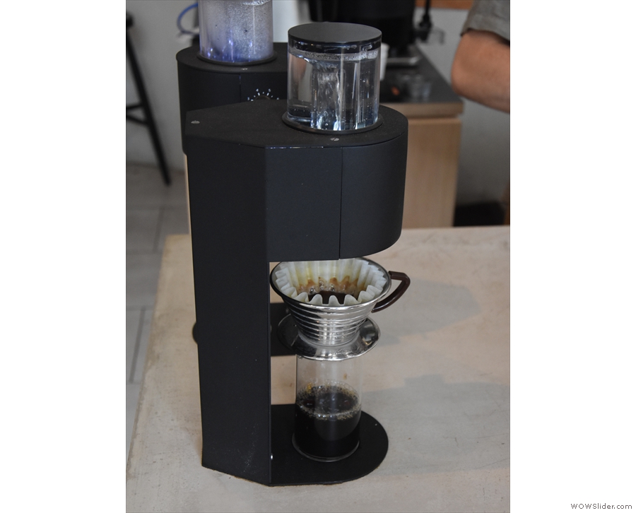 ... which, as best as it can, mimics the pour-over process.