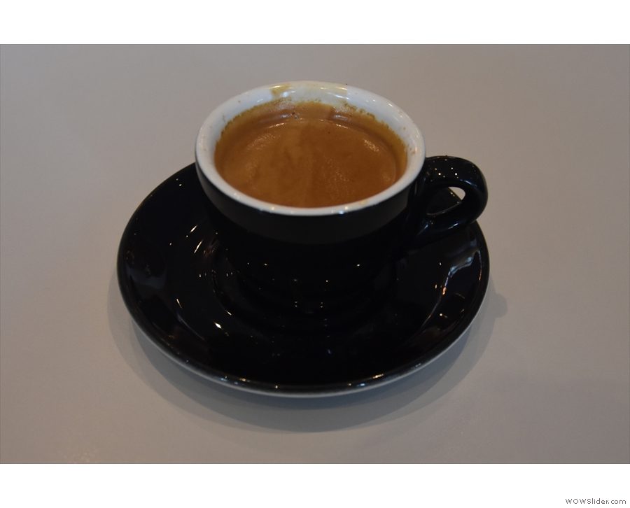 I decided to have the Siena blend as an espresso, served in a classic black cup...