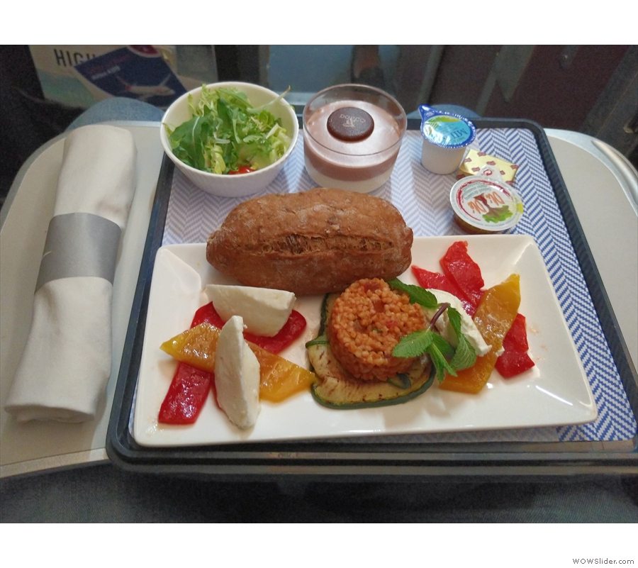 It took 25 minutes from push back to takeoff, but 10 minutes after that, dinner arrived!