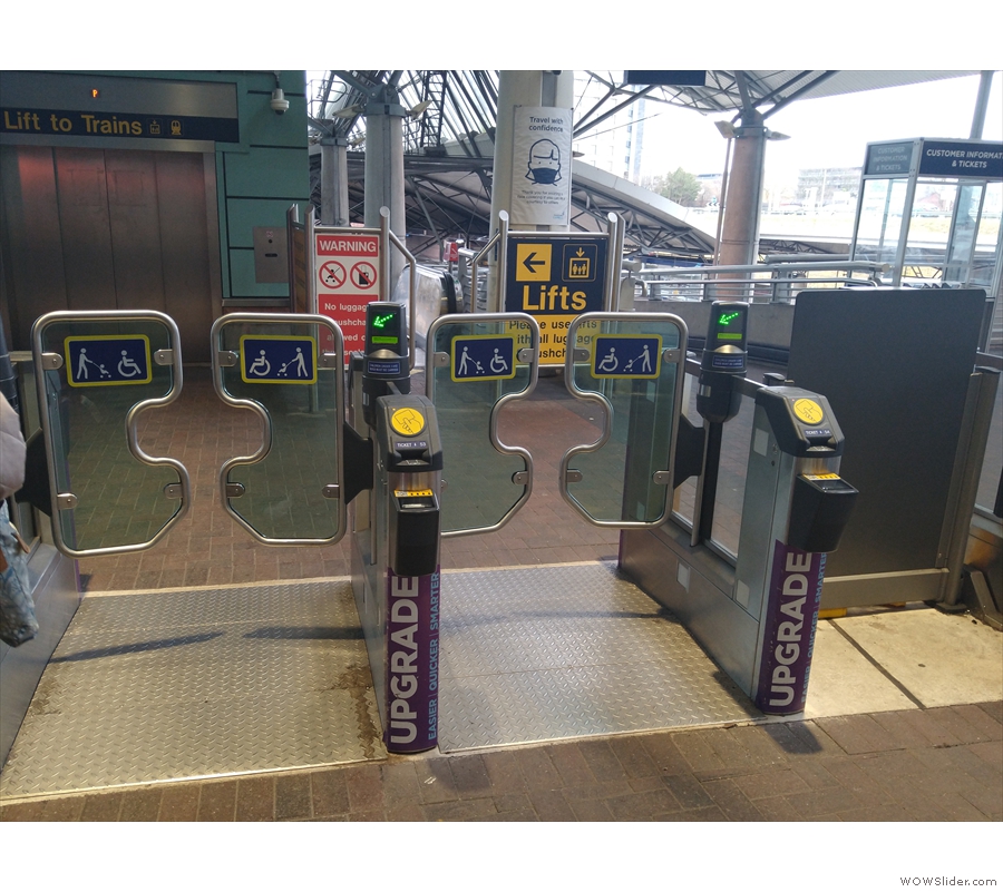 ... to the ticket barriers, which give access to the platforms. At least these are wide!