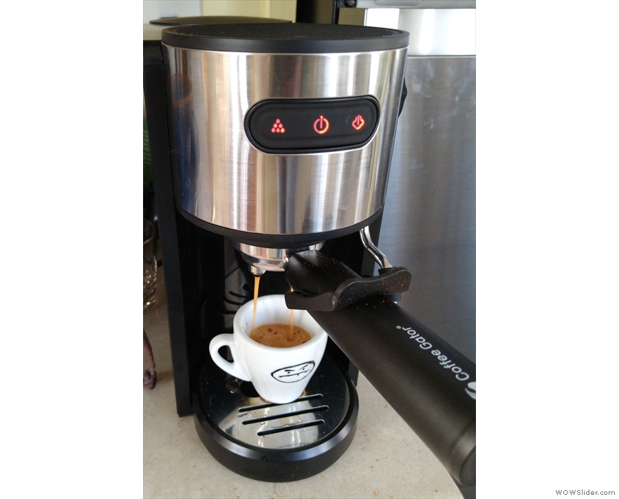 Using the Coffee Gator is simple: attach the portafilter and turn the dial!
