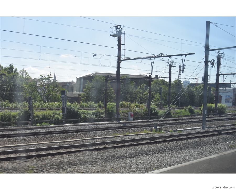 ... trundle slowly through the Brussels suburbs...