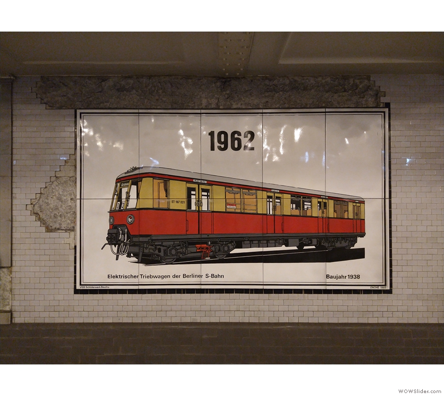 ... while this S-Bahn train dates from 1938 (I'm not sure what the '1962' refers to).
