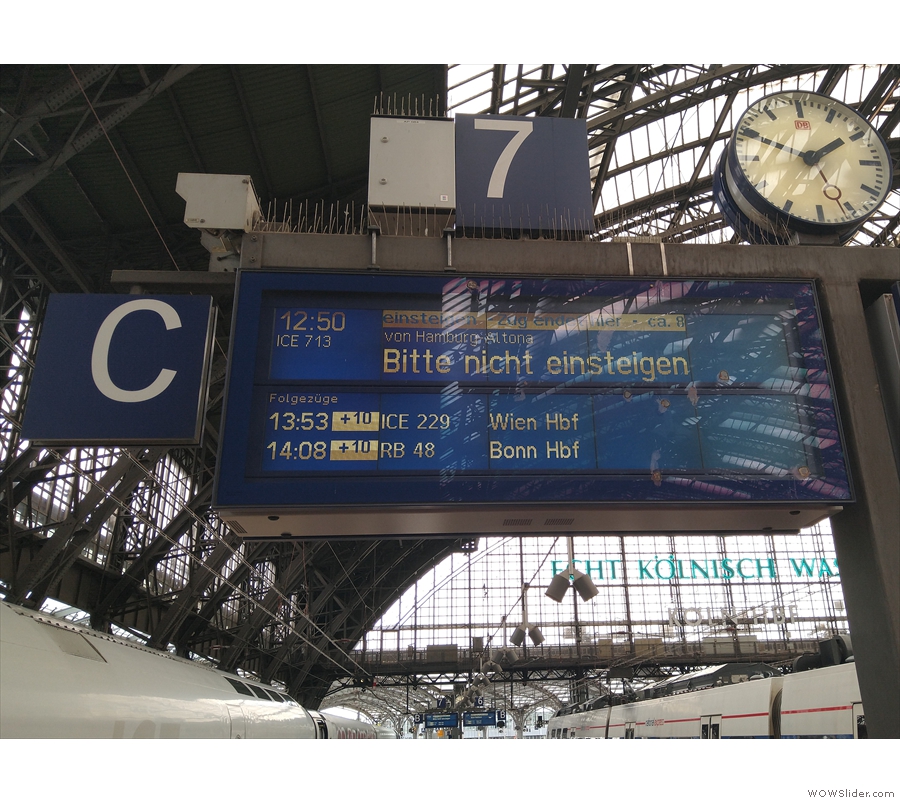 ... except that the platform indicator says 'Bitte nicht einsteigen' (Please do not board).