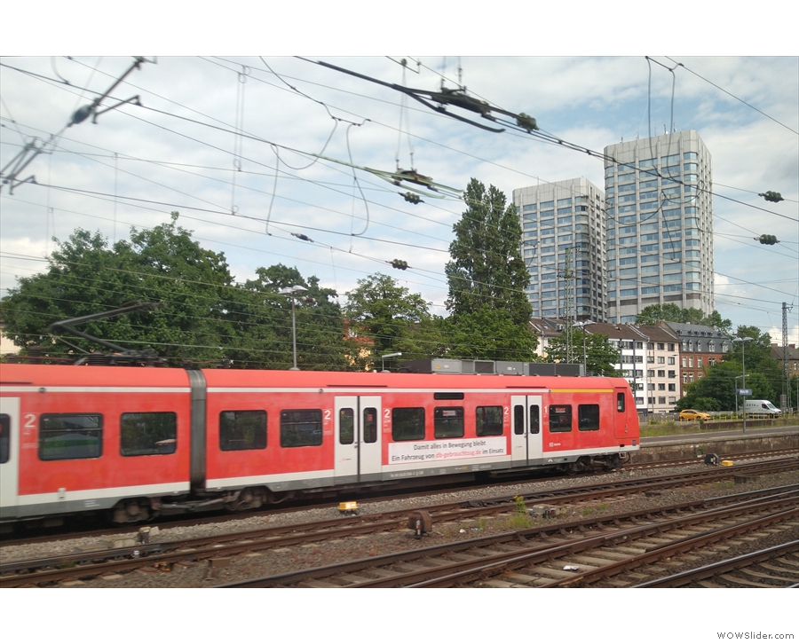 I think that the red ones are S Bahn trains.