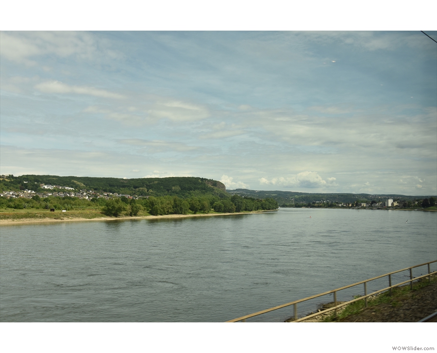 10 minutes after leaving Mainz, the train is back alongside the Rhine.