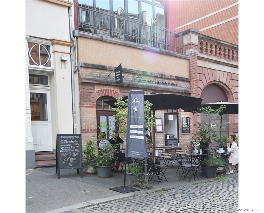 ... Mainz stands this rather lovely little coffee shop with outdoor seating on the quiet street.