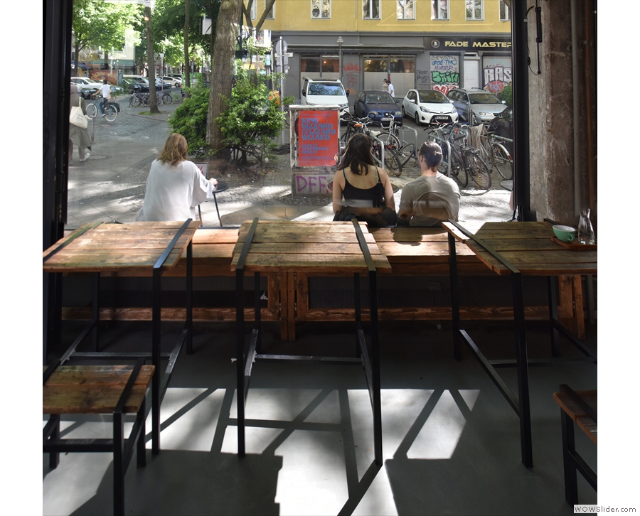 ... tables outside, this time along Böckhstraße. 