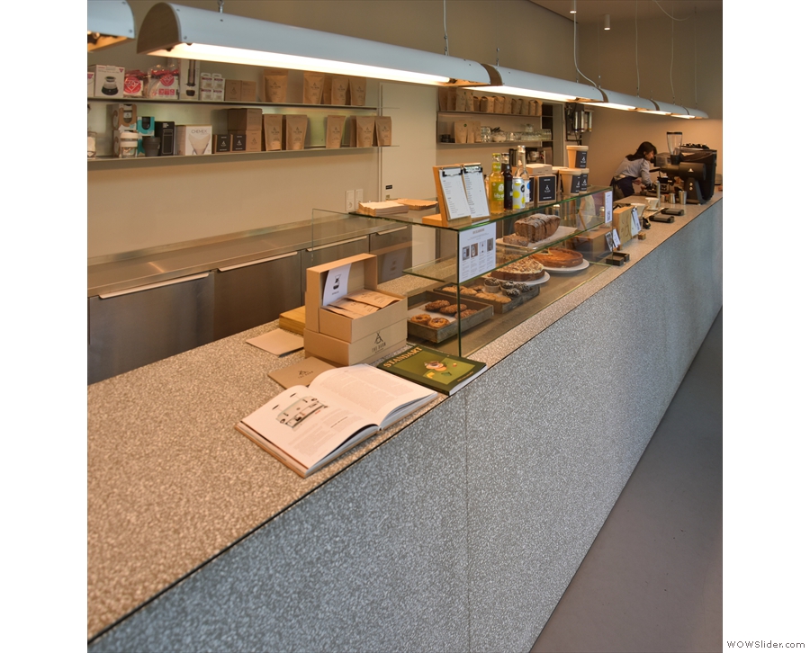 There's a smaller extension to the left: this is the counter's full length.