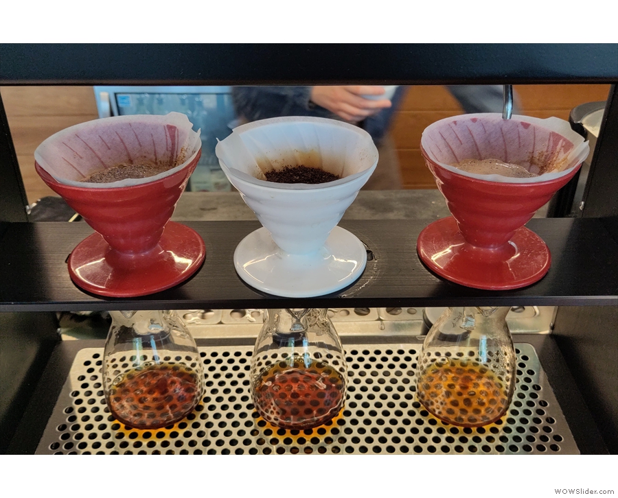 The tap also moves along between the three V60s, pouring into each in turn.