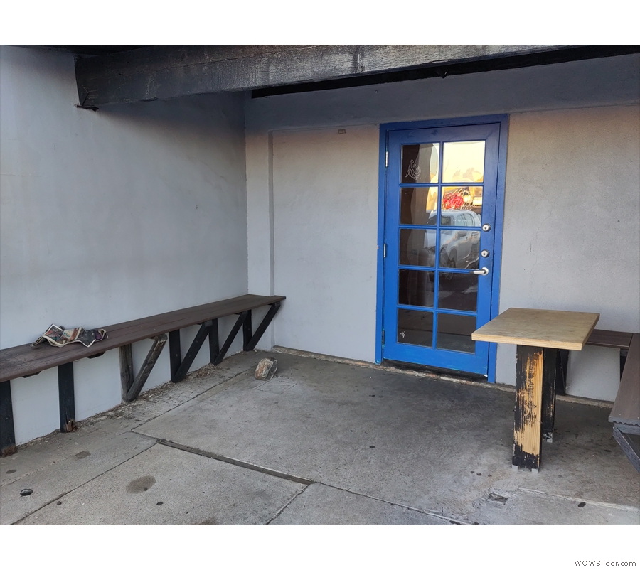 ... but this bench and small table in the recessed door area are still there.