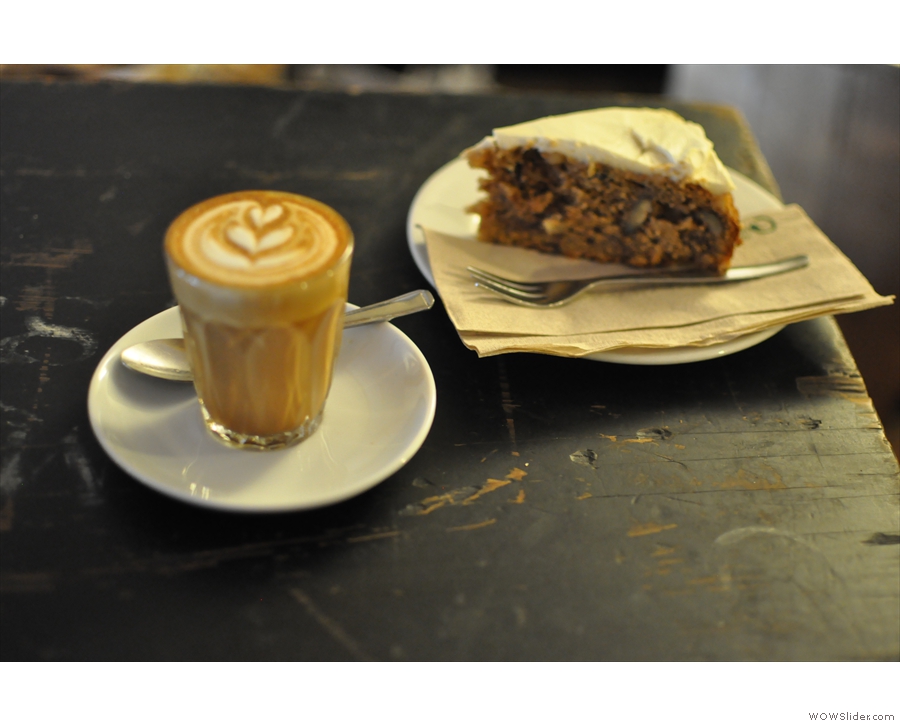 The result: my piccolo and banana & walnut cake. Both slightly out of focus...
