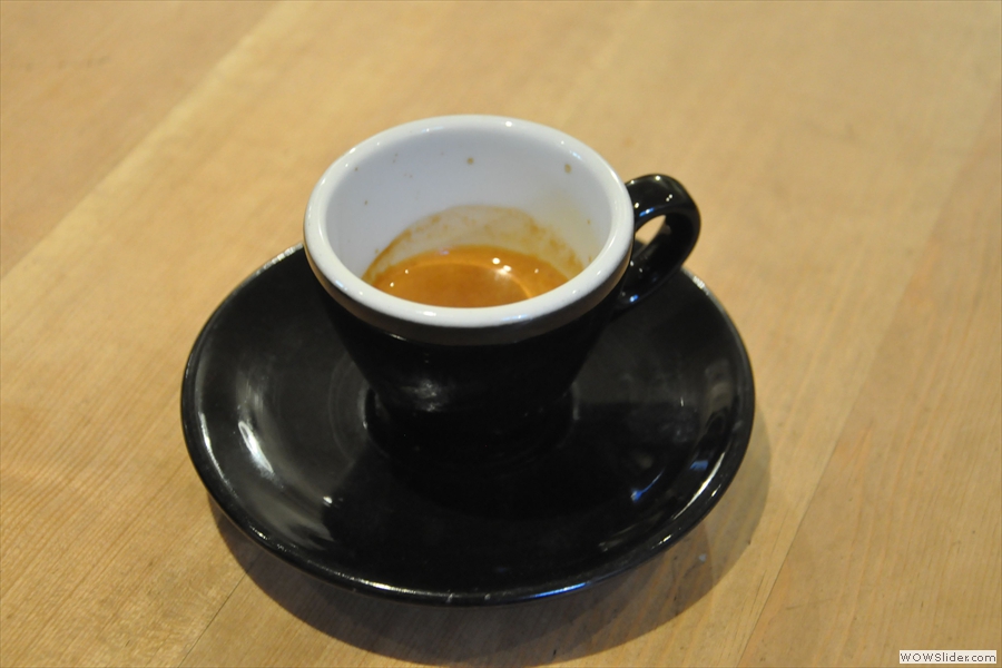 So, to business. My espresso came in a classic black cup which was damn hard to photograph well!