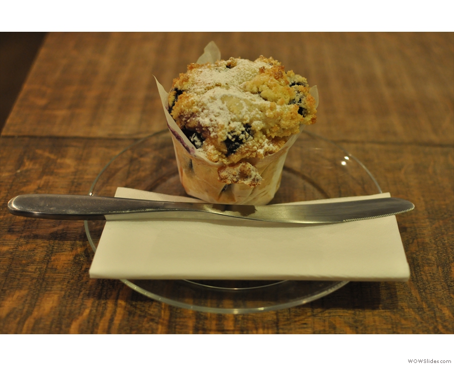 The famous blueberry & custard muffin. Normally I'd just bite into it, but this meritted a knife.