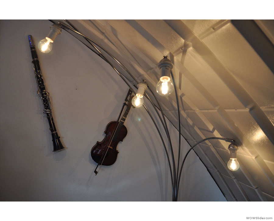Just as in the Doctor Espresso Caffettiera, there are musical instruments on the walls.