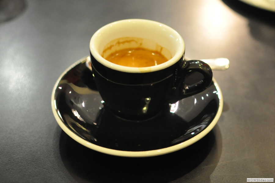 So, down to business: espresso in a classic black cup...
