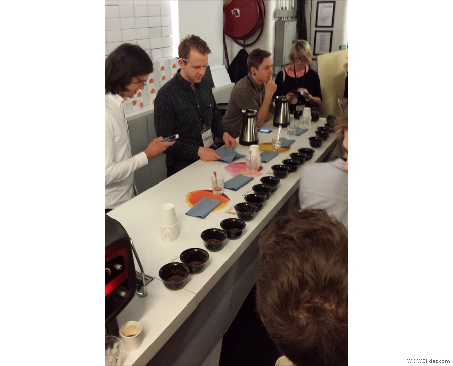 To the cupping. First the cupping bowls are put out and filled with coarse ground coffee...
