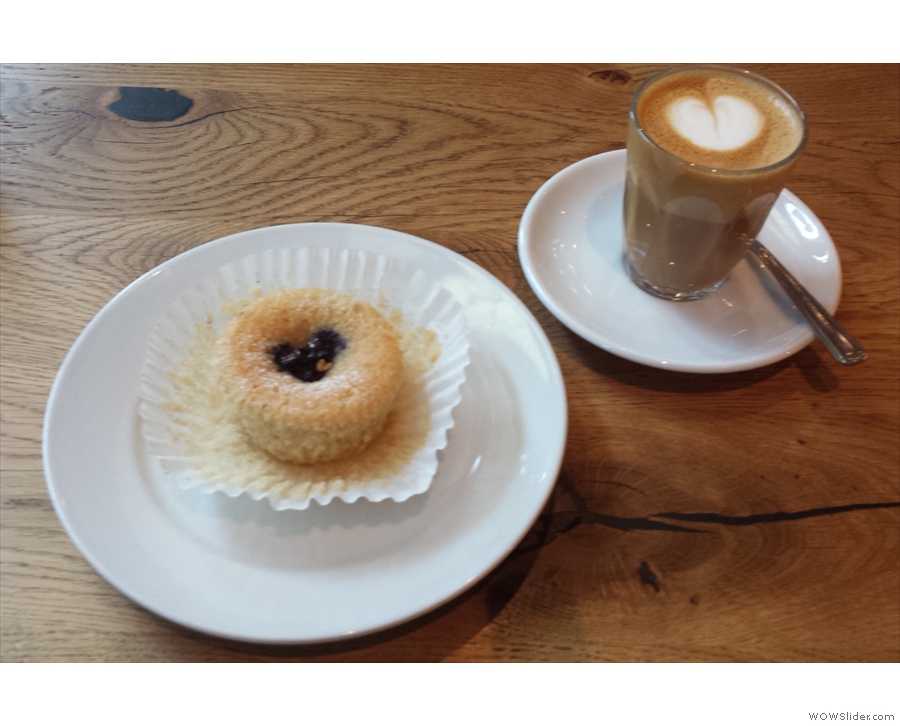 From my previous visit, a dinky little cake and decaf piccolo.