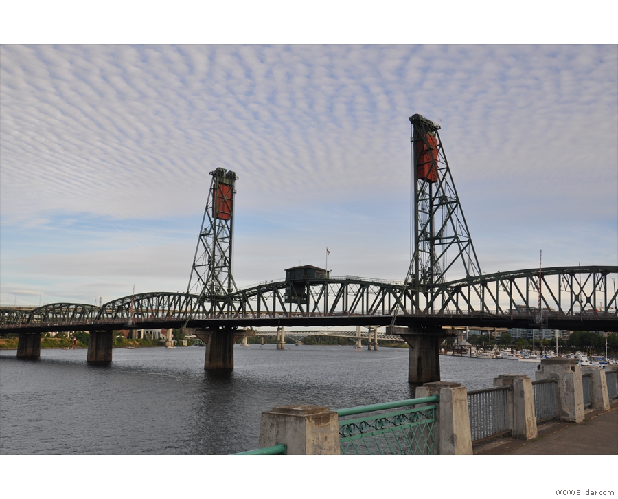 ... & the Hawthorne Bridge, a lift bridge from 1910. Sadly I didn't have time to walk across...