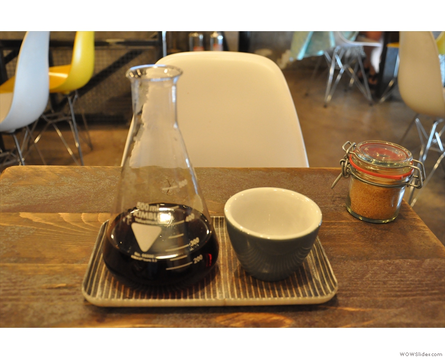 To business. My Rocko Mountain Reserve, through the V60. Admiring the handleless cup...
