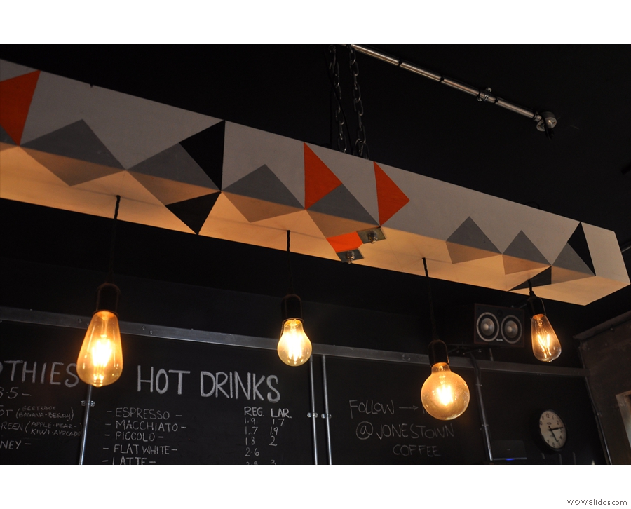 Again, simple colours and geometric shapes dominate the lighting bar.