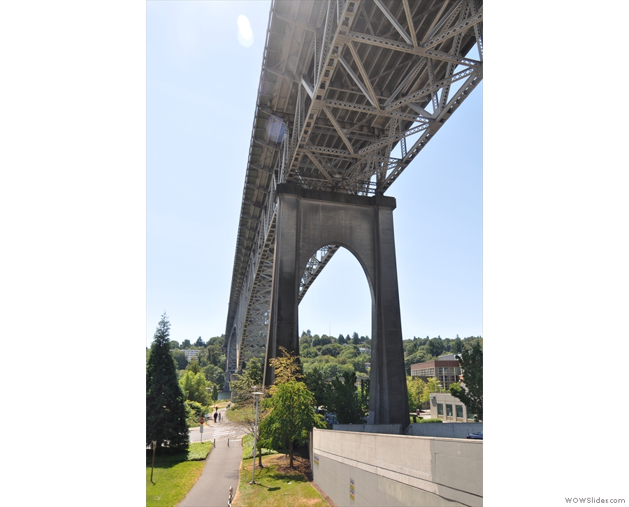 Back at the Aurora Bridge, there's still plenty of time before the parade.