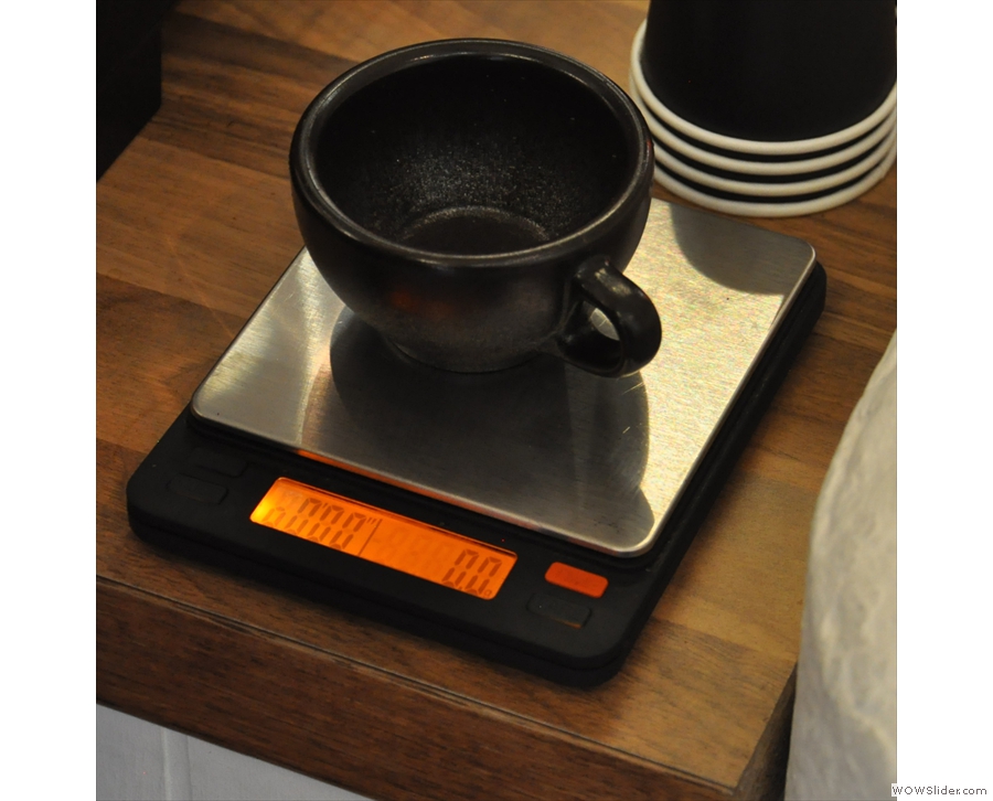 My Kaffeeform cup gets put on the scales so they can be zeroed.